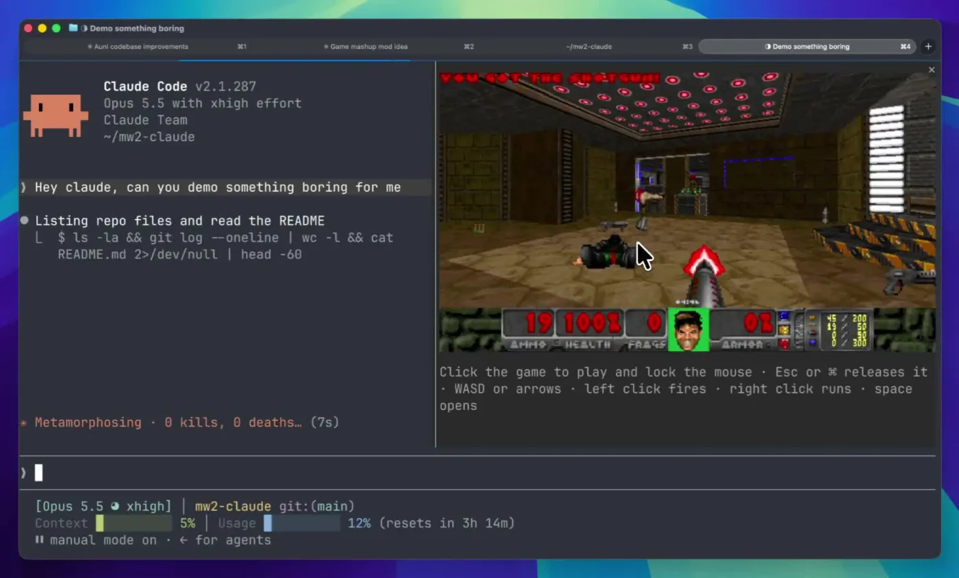 Claude Code 終端機左邊是對話,右邊面板開著 Doom 遊戲畫面